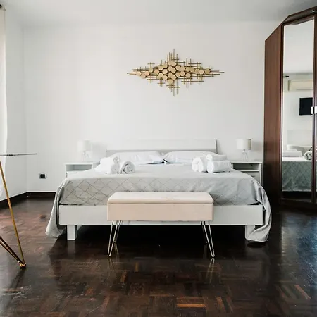 90 Upmurat Top Floor - City Center & Seaview